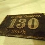 Schild: „Größte Geschwindigkeit 130 km/h“ von 01 171