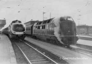 221 144-9 neben Intercity - TEE-Sonderfahrt - in Nürnberg Hbf