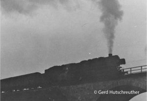 044 582 vor Güterzug in Seybethenreuth