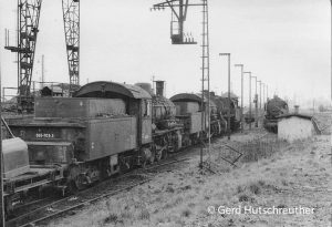 Lausgemustert abgestellte Loks im Bw Hohenbudberg, l. 055 703 + 055 826, r. 052 305 (ohne , dahinter 052 370