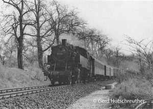 64 019 an der Strecke Aschaffenburg