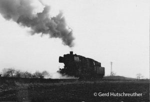 051 028 fährt mit Tender voraus von Lauda nach Weikesheim