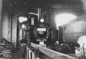 98 727 kalt abgestellt in einem verfallenen Schuppen des Bw Lauda