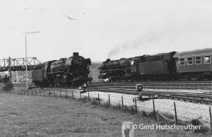 042 347 rangiert in Salzbergen, rechts überholt 012 061 vor D 714 die 042 166 (links im Hintergrund), die kurz zuvor als lz mit Tender voraus aus Rheine gekommen ist.