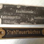 Schilder „Stahlfeuerbüchse“ und „Rauchk., Kohlenspritze, Aschkasten“ (94 1057)